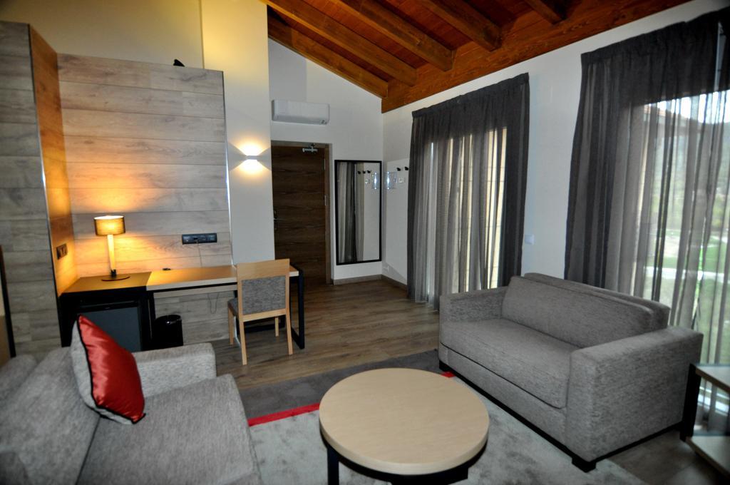Hotel Solé La La Pobla de Segur Szoba fotó