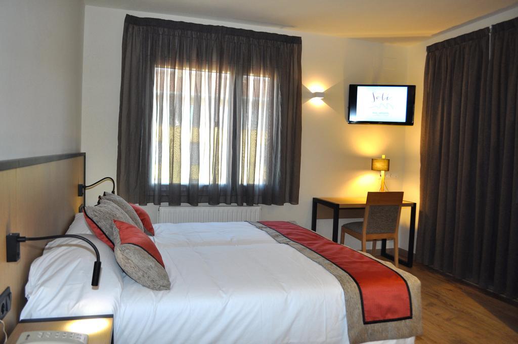 Hotel Solé La La Pobla de Segur Szoba fotó