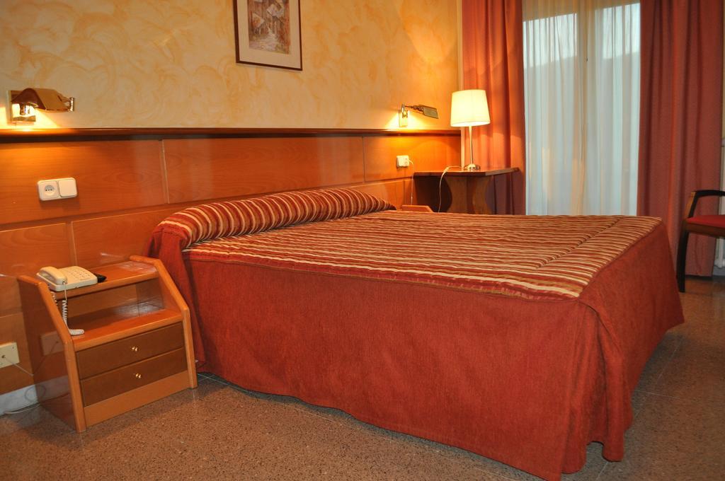 Hotel Solé La La Pobla de Segur Szoba fotó