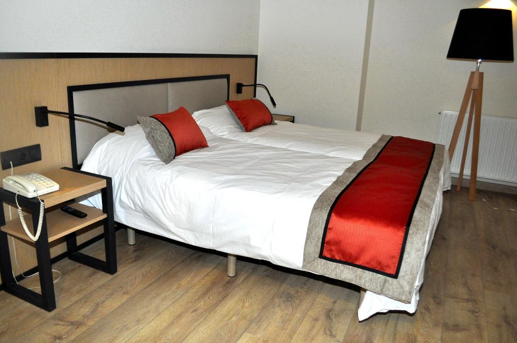 Hotel Solé La La Pobla de Segur Szoba fotó